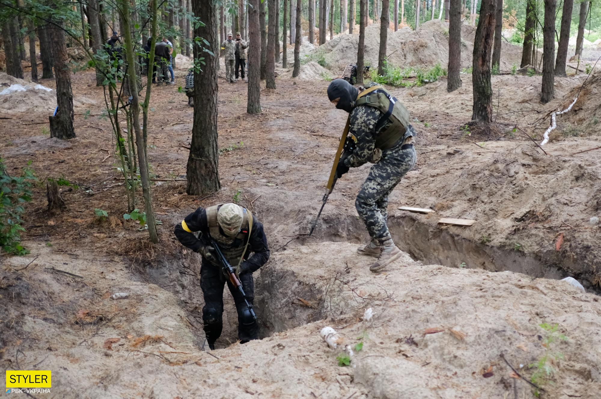 Тут ховалися 15 тисяч окупантів, а зараз тренуються бійці ТрО: сильні фото з навчального табору біля Бучі